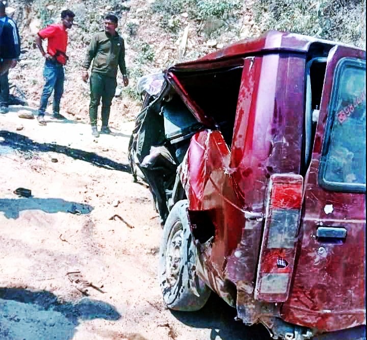 सेतो पहरोमा जीप दुर्घटना, चालकले हाम फालेर जोगाए ज्यान
