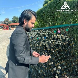 चन्द्रागिरि हिल्स पुगेर मेयर बालेनले ताल्चा (‘लभ प्याडलक’)लगाएपछि..