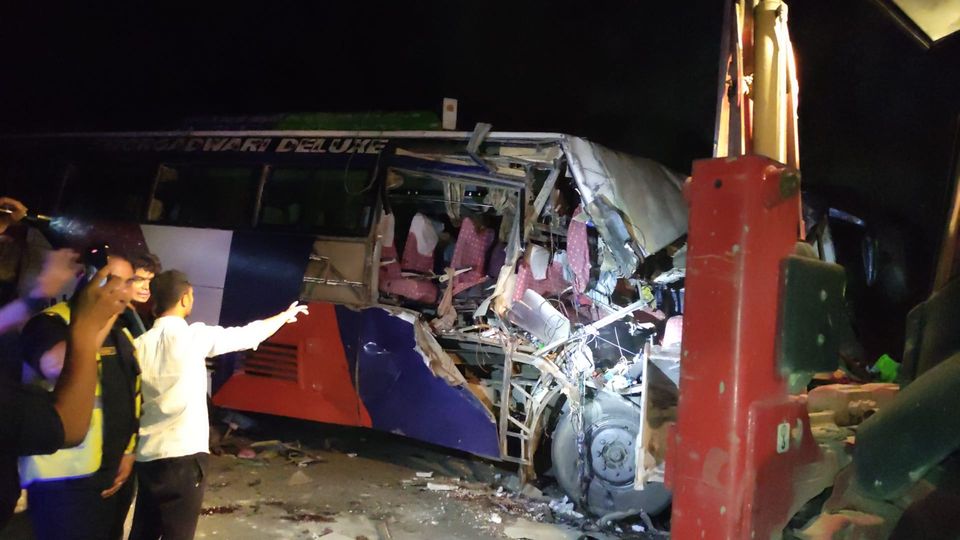 मध्यरातमा मुग्लिननजिकै पाँच वटा सवारी साधन ठोक्किएपछि……