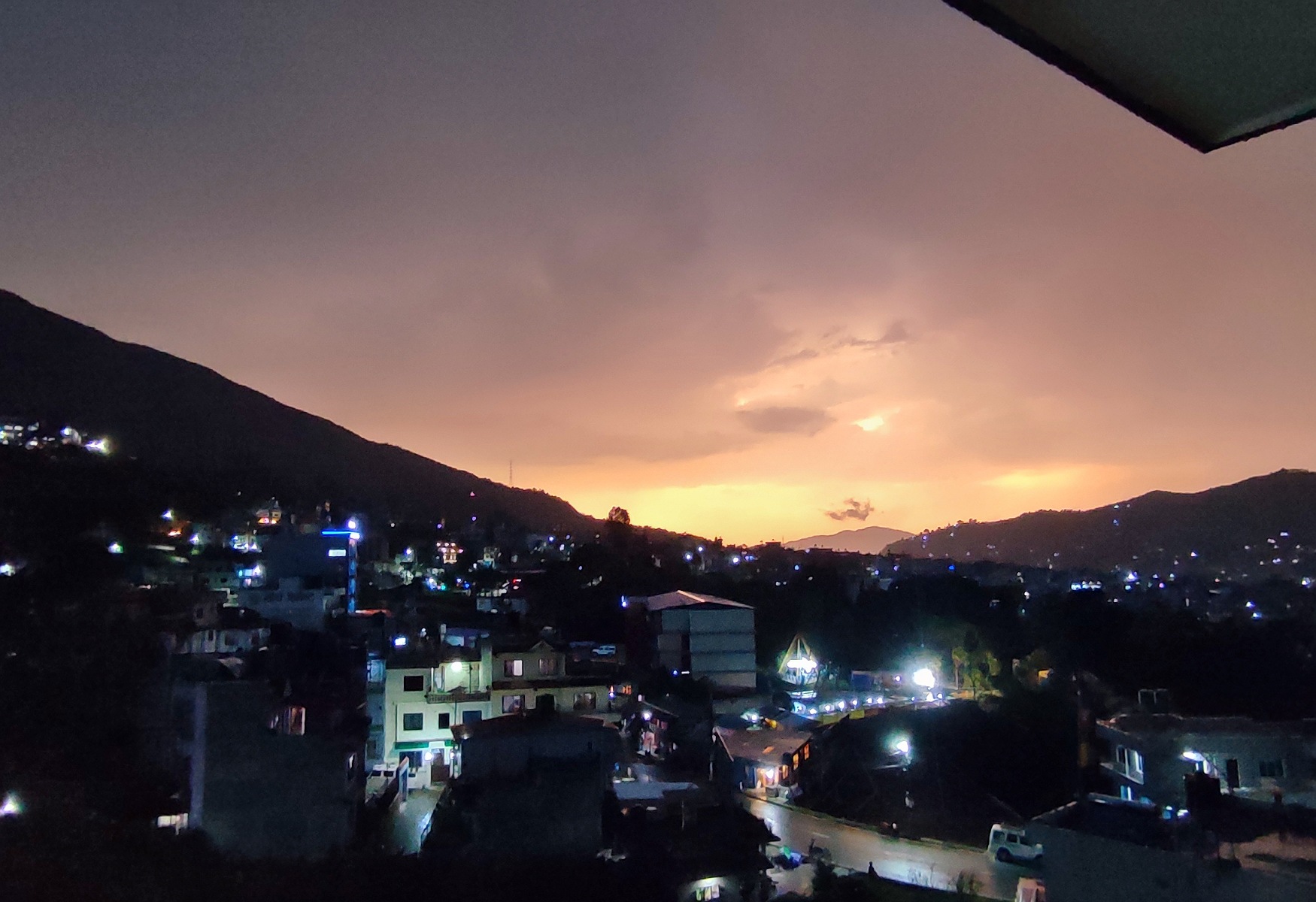 चन्द्रागिरि नगर क्षेत्रमा भीषण हावाहुरीसहित हल्का वर्षा