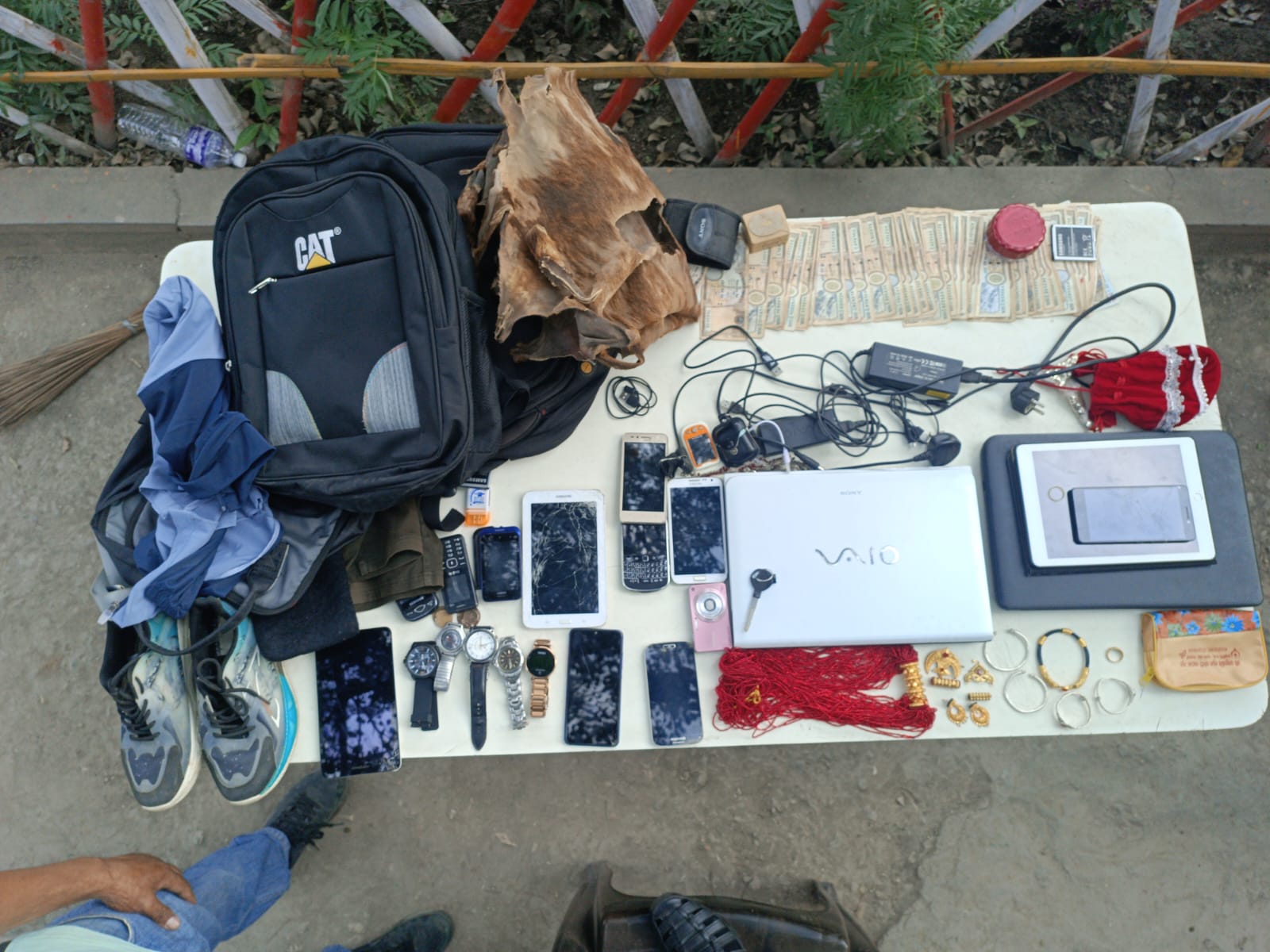चोरीको सामान राख्न नागढुङ्गामा कोठा, समातिए सुनिल, भेटियो यतिका धेरै चोरीका सामान