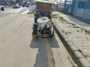 सडकमा पार्किङ गरिएका सवारीसाधनमा चन्द्रागिरि नगरप्रहरीको लक, अब ट्रकमा समेत लक लाग्ने