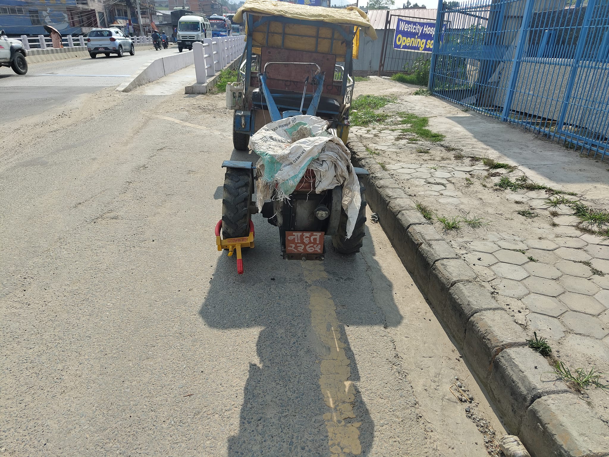 सडकमा पार्किङ गरिएका सवारीसाधनमा चन्द्रागिरि नगरप्रहरीको लक, अब ट्रकमा समेत लक लाग्ने