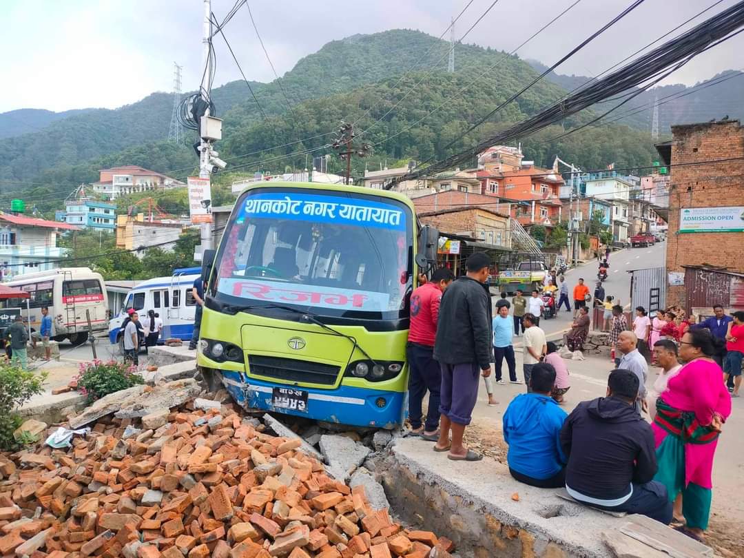 थानकोट गाेदाम चाेकमा यात्रुबस दुर्घटना