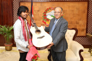 नेपाल आइडल विजेता करणलाई प्रधानमन्त्रीले दिए गितार उपहार