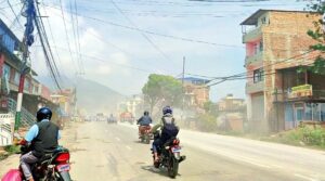 चेकपोष्ट-सतुङ्गल सडकः घाम लाग्दा कुहिरीमण्डल धुलो, पानी पर्दा हिलो