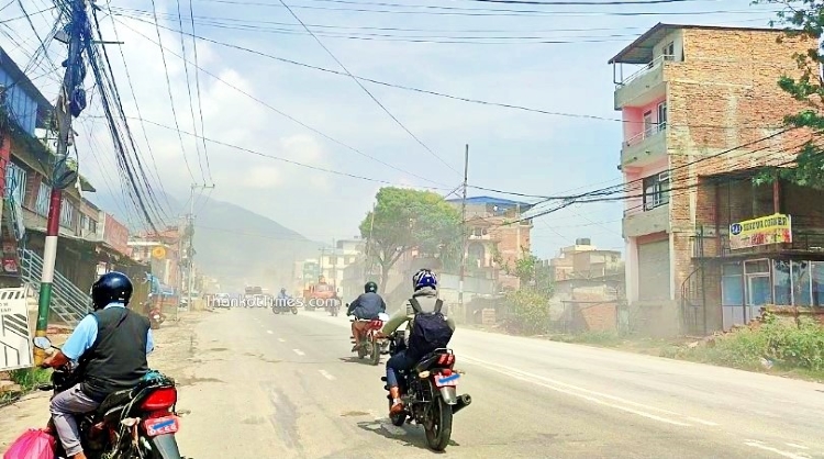 चेकपोष्ट-सतुङ्गल सडकः घाम लाग्दा कुहिरीमण्डल धुलो, पानी पर्दा हिलो