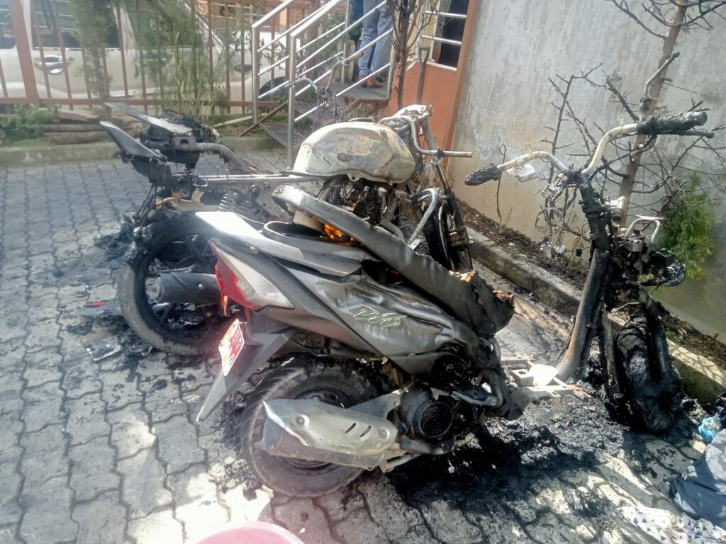 चन्द्रागिरि केबलकार नजिकै हाेटलमा पार्किङ गरिएका ५ माेटरसाइकलमा आगजनी, तीनवटा ध्वस्त