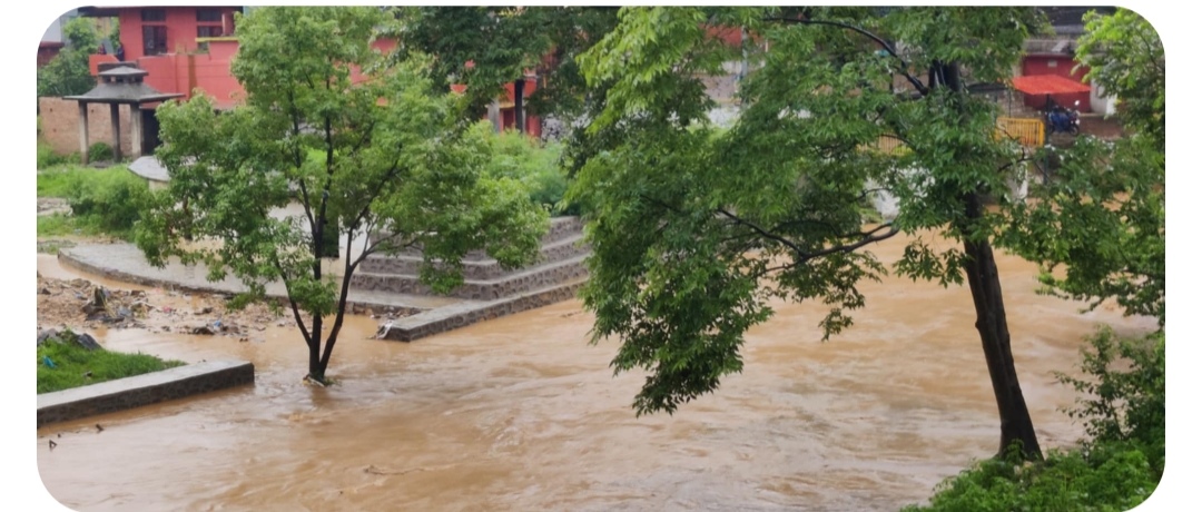 अविरल वर्षाका कारण चन्द्रागिरिका नदीहरुमा जल सतह वृद्धि, तटीय क्षेत्र डुबानमा