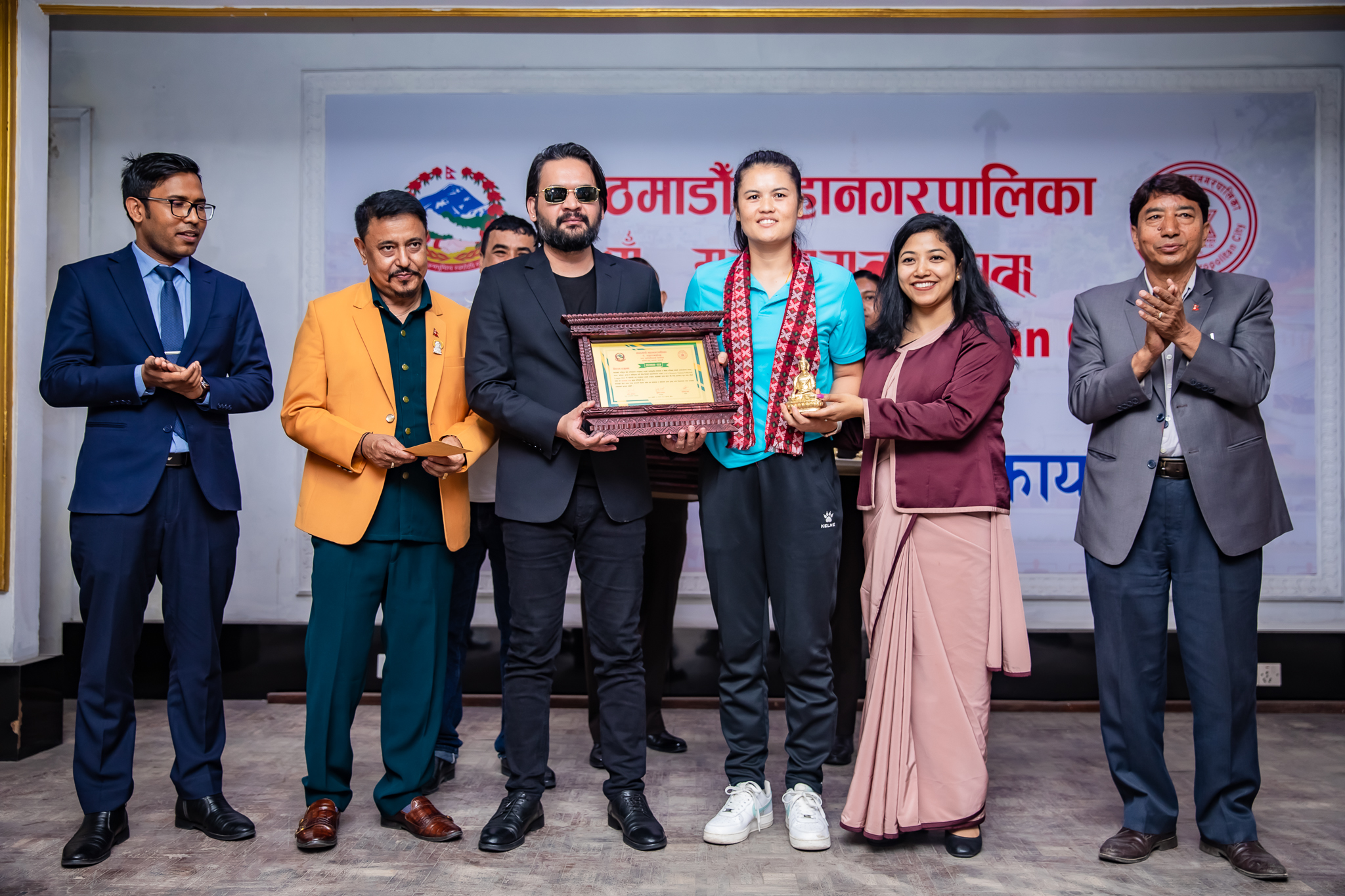 राष्ट्रिय महिला भलिबल टोलीलाई काठमाडाैं महानगरको नगदसहित सम्मान