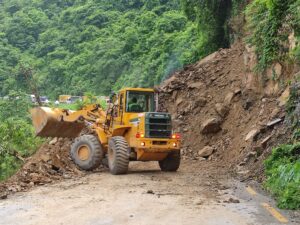 पहिरोले मुग्लिन-मलेखु सडक अवरुद्ध