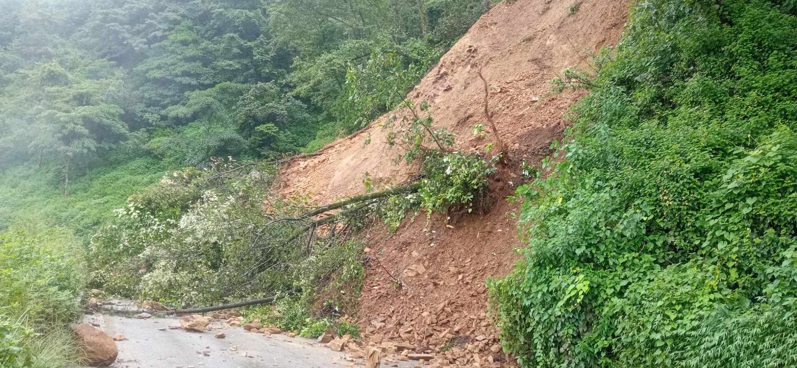 पातलेवन नजिकैको पहिरो हटाउन अझै सकस