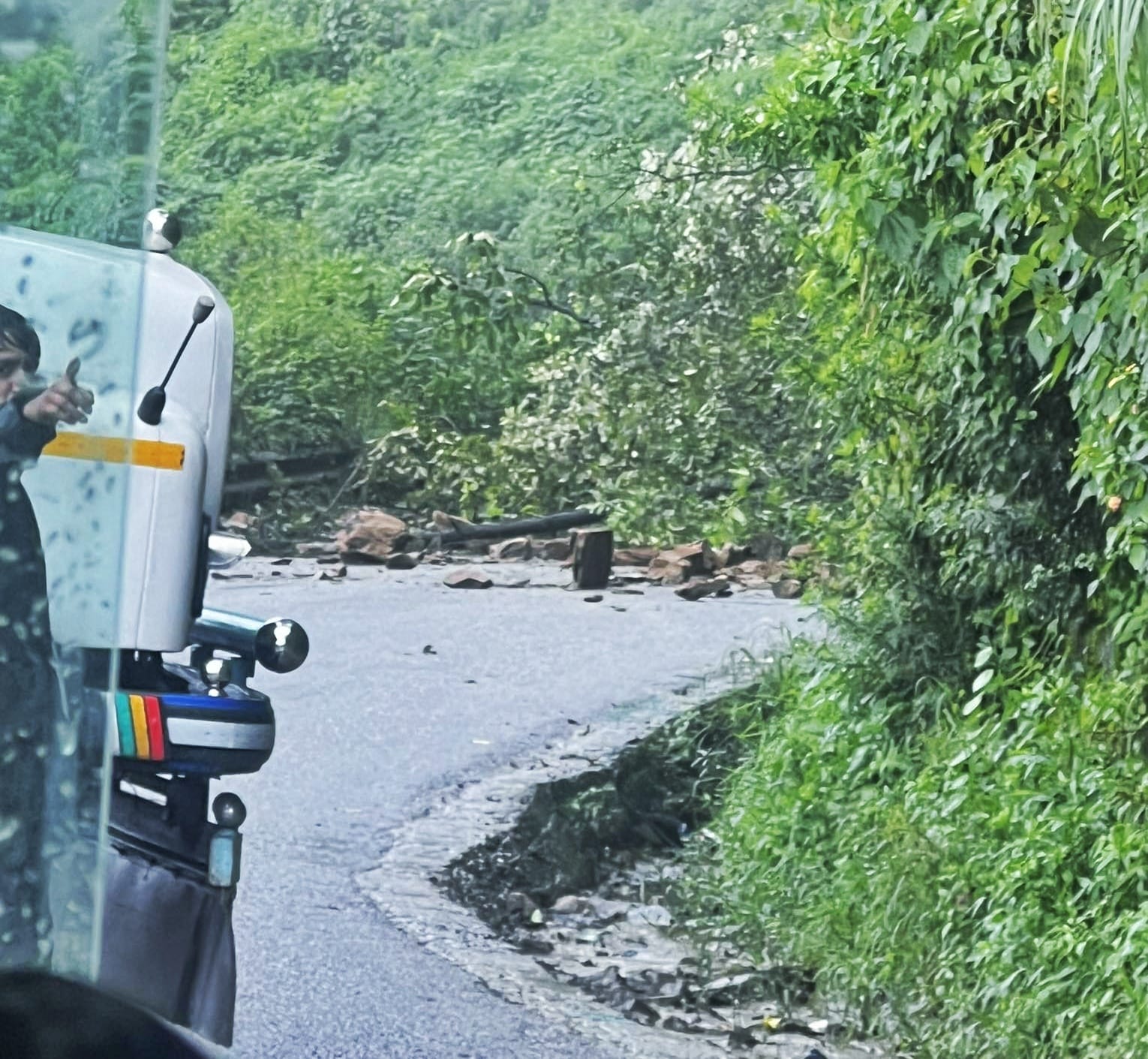 नागढुङ्गा नजिकै सडकमा भीषण पहिरो, त्रिभुवन राजपथ पूर्णरुपमा अवरुद्ध