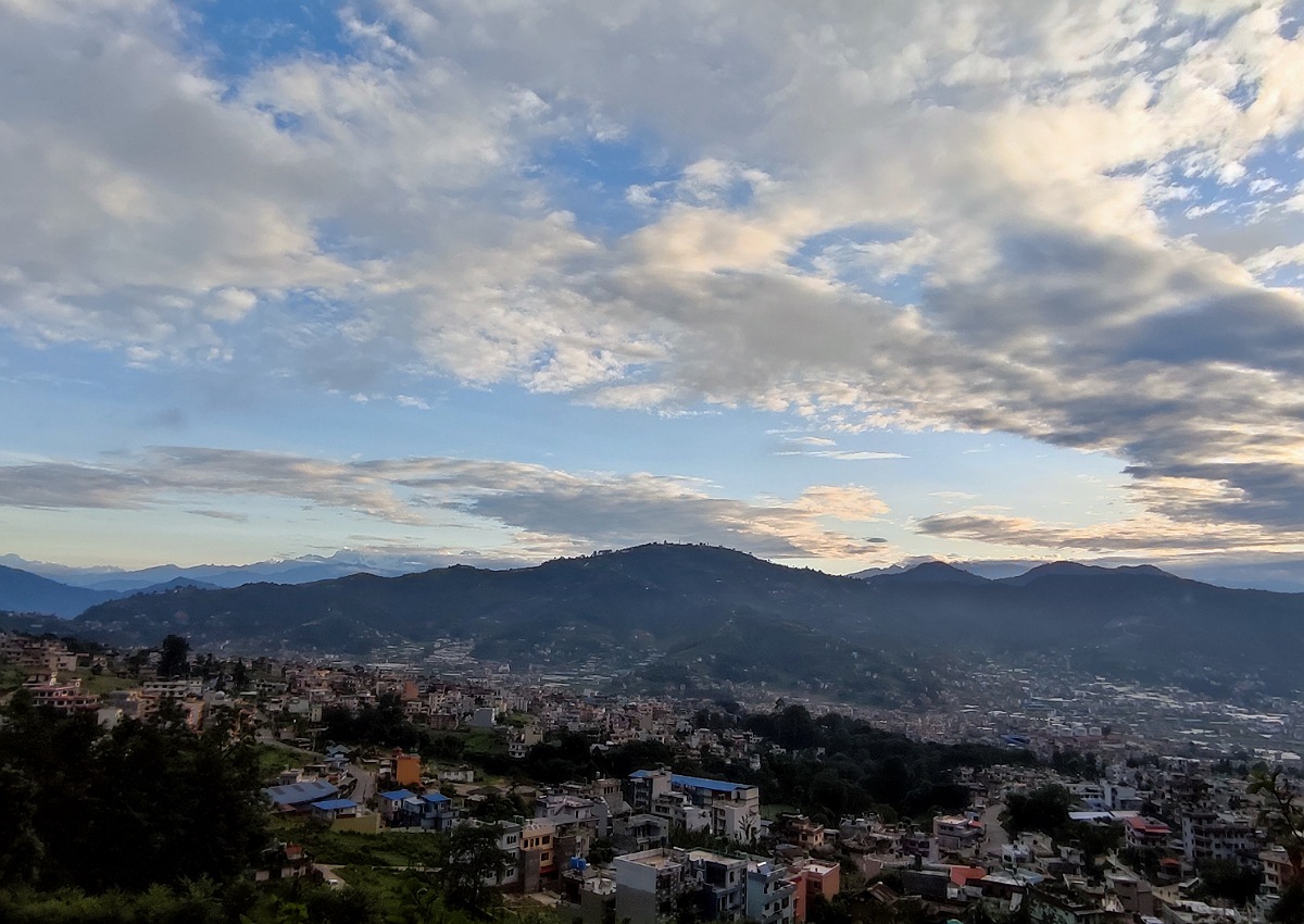 कतै यात्रा गर्दै हुनुहुन्छ ? जान्नुहाेस आज दिनभरकाे माैसम पूर्वानुमान