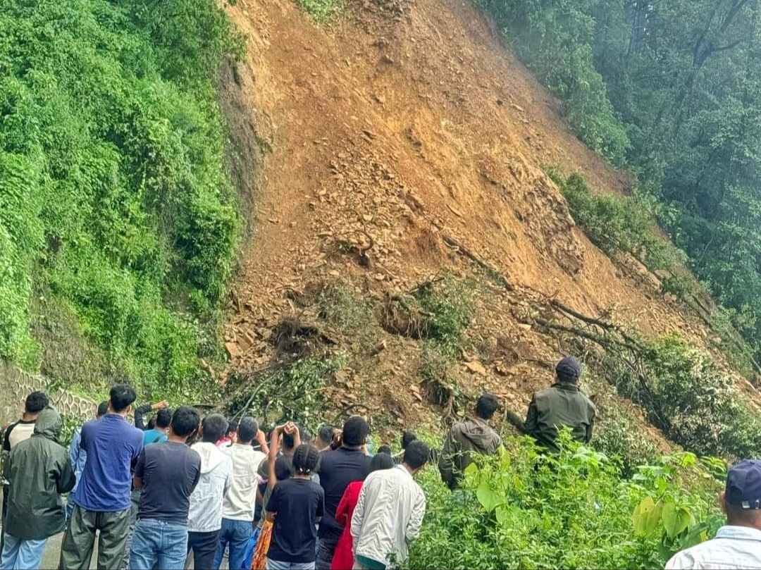 नागढुङ्गा नजिकै सडकमा भीषण पहिरो, त्रिभुवन राजपथ अझै पूर्णरुपमा अवरुद्ध