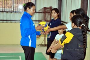 चोटका कारण प्रतिभा माली अझै कोर्ट बाहिर, थानकोटका किशोरीहरू सिक्दैछन् मालीसँग भलिबल