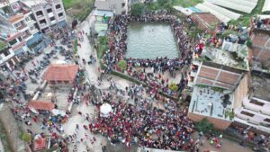 शोणितपुर (थानकोट) सिलाफल पोखरीमा राँगाको टाउको लुकाउने जात्रा हेर्ने धुइरो