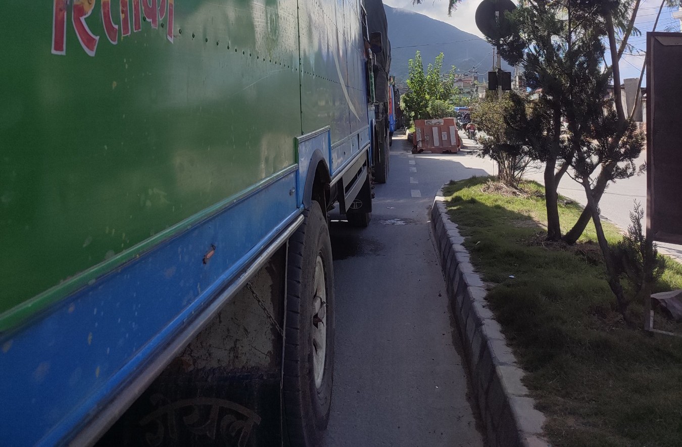 काठमाडाैंबाट बाहिरिन थाले लाममा लागेका सवारी साधन