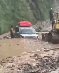 खत्रीपाैवास्थित सुरुङमार्ग नजिकै लेदो सहितको भेल, राजपथ पूर्णरूपमा अवरुद्ध