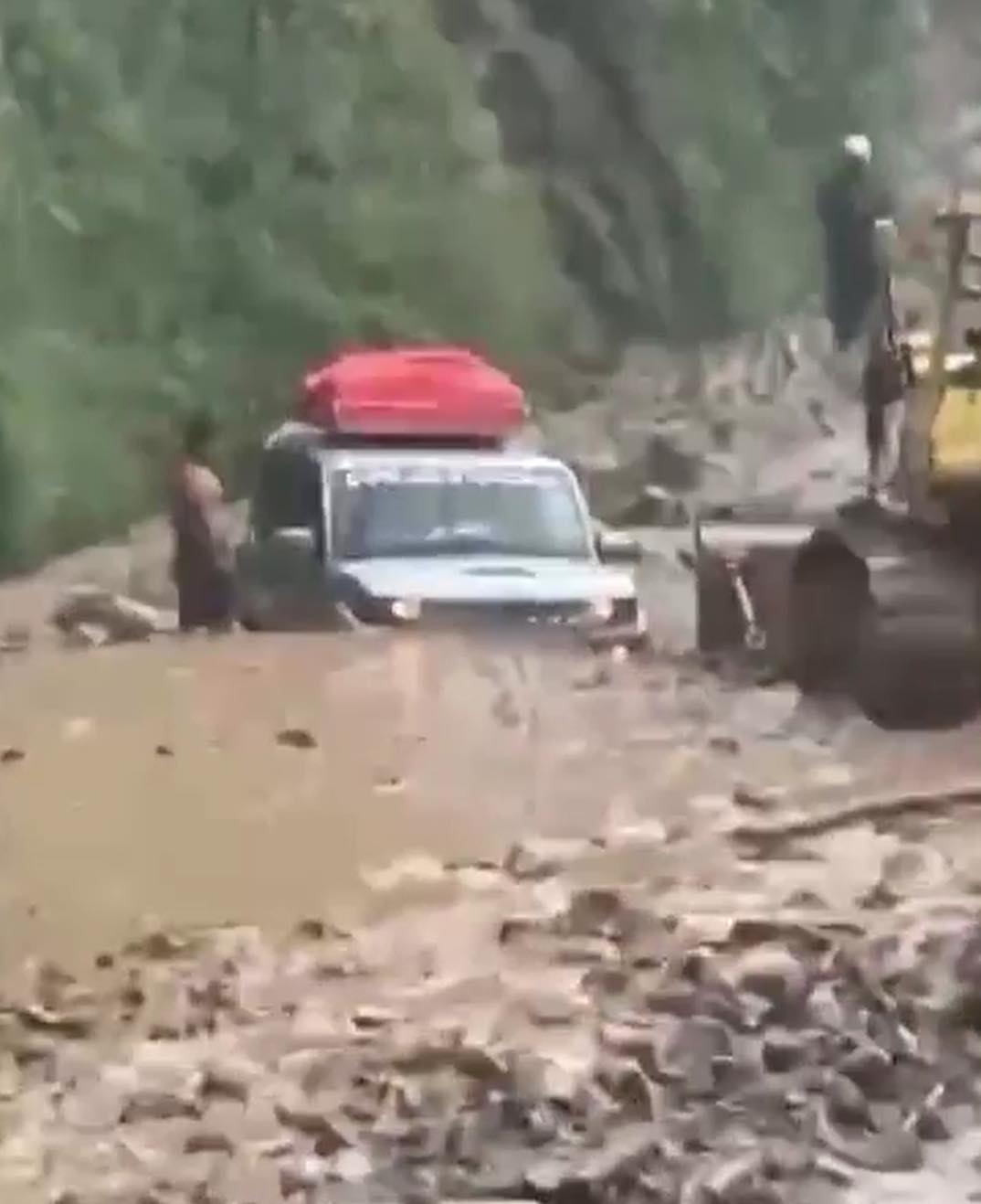 खत्रीपाैवास्थित सुरुङमार्ग नजिकै लेदो सहितको भेल, राजपथ पूर्णरूपमा अवरुद्ध