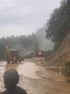 नागढुङ्गानजिकै पातलेवनमा पहिरो खस्यो, झ्याप्ले खोलामा पहिरो पन्छाउने क्रम जारी