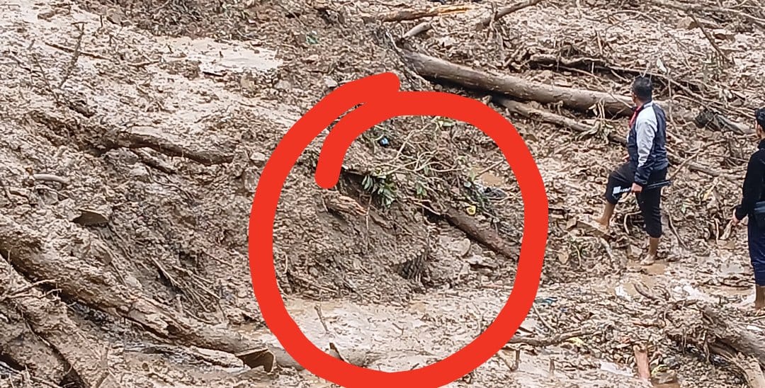 झ्याप्ले खोला पहिरोः पुरिएको अवस्थामा बस फेला पर्यो, पहिरो पन्छाउने क्रम जारी