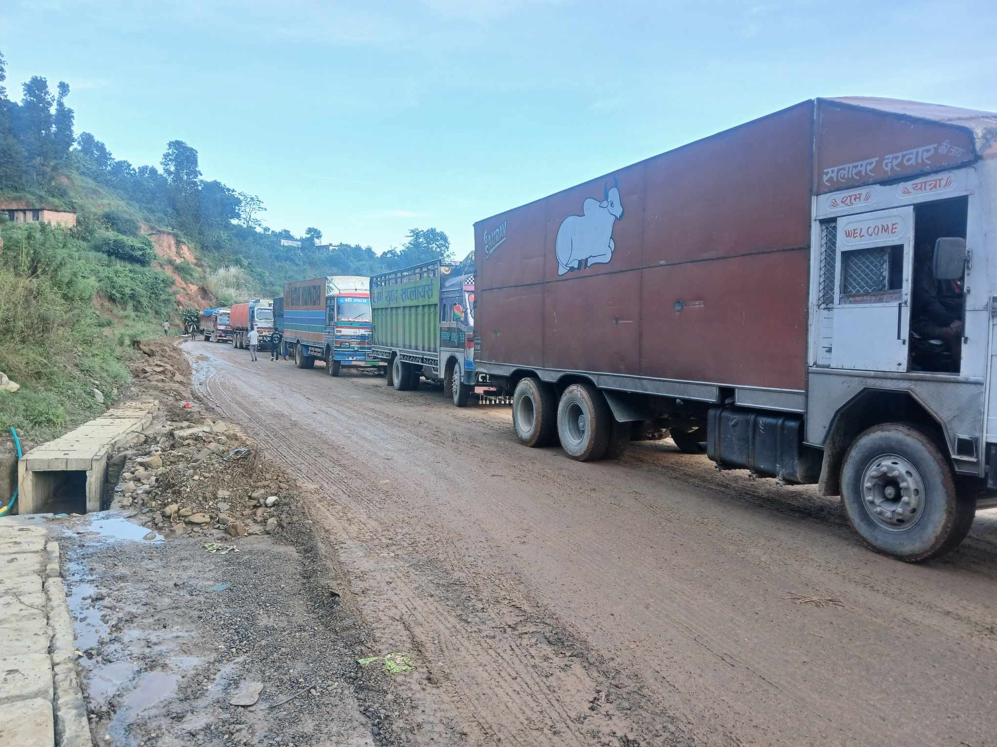 नागढुङ्गादेखि पिपलामोडसम्म सडक पेटी नहुँदा हिँड्न समस्या भएको स्थानीयको गुनासो