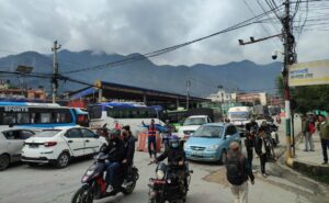 झ्याप्ले खोलामा पहिरो, चन्द्रागिरि क्षेत्रको यातायात अस्तव्यस्त, चोकचोकमा यात्रुको भीड