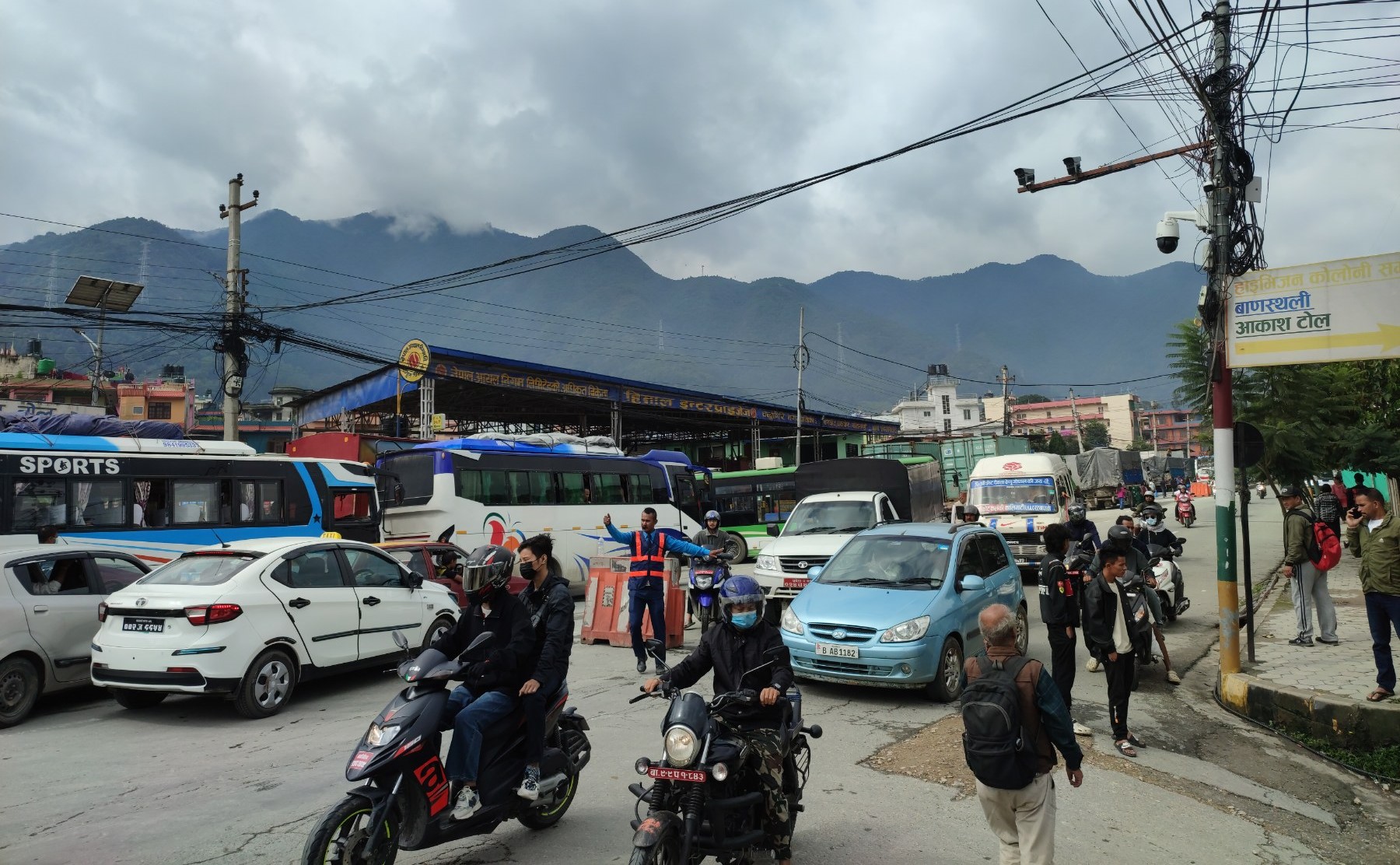 झ्याप्ले खोलामा पहिरो, चन्द्रागिरि क्षेत्रको यातायात अस्तव्यस्त, चोकचोकमा यात्रुको भीड