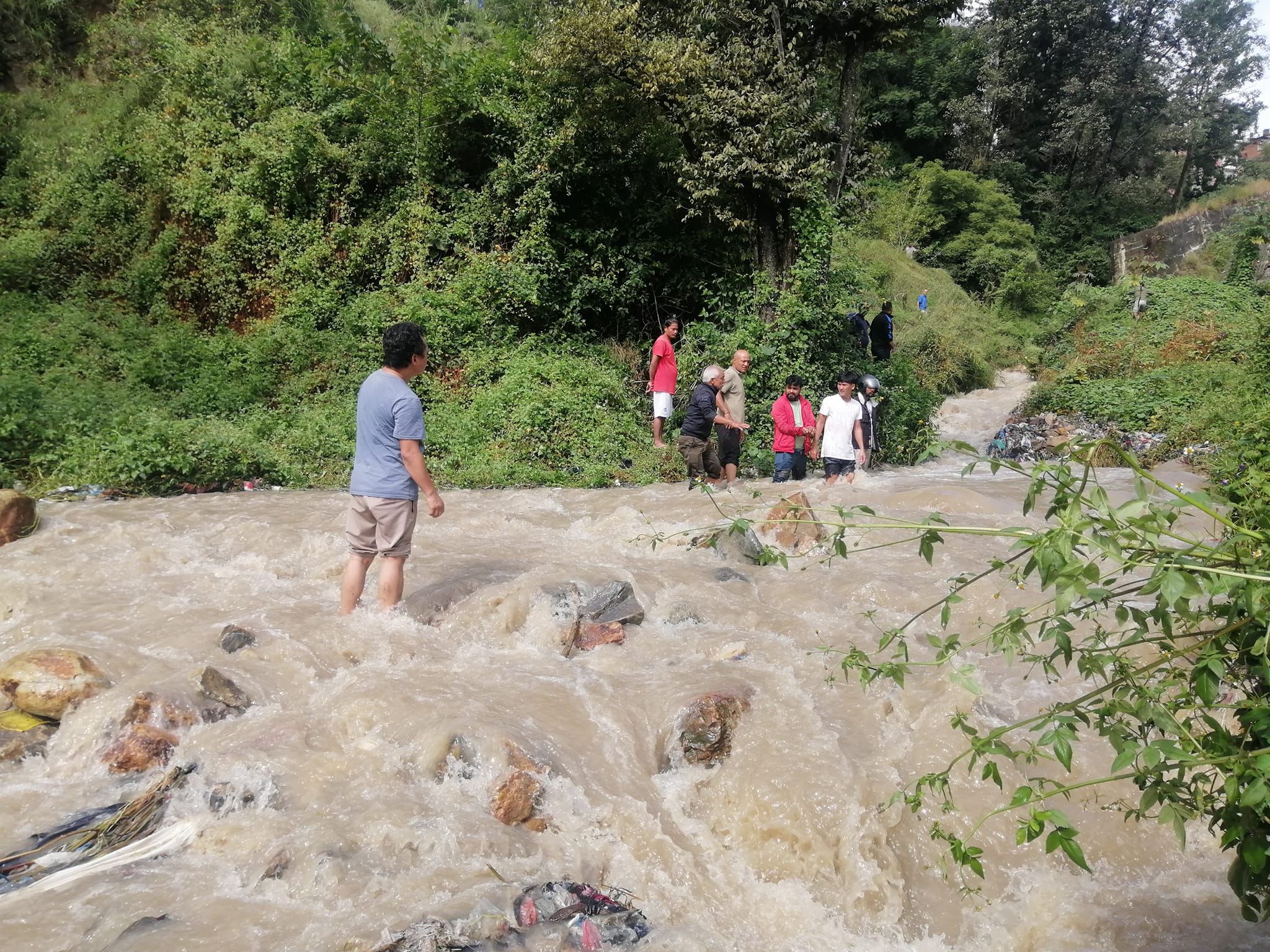 चार दिनअघि खोंचमा खसेका कीर्तिपुरका प्रल्हाद महर्जनको अवस्था अझै अन्योल