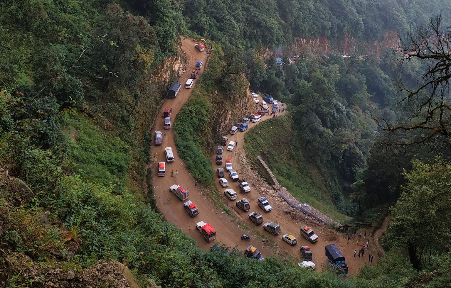 दशैं अगाडि बीपी राजमार्ग नखुल्ने भएपछि थानकोट-चित्लाङ सडकमा सवारीसाधनको लर्को