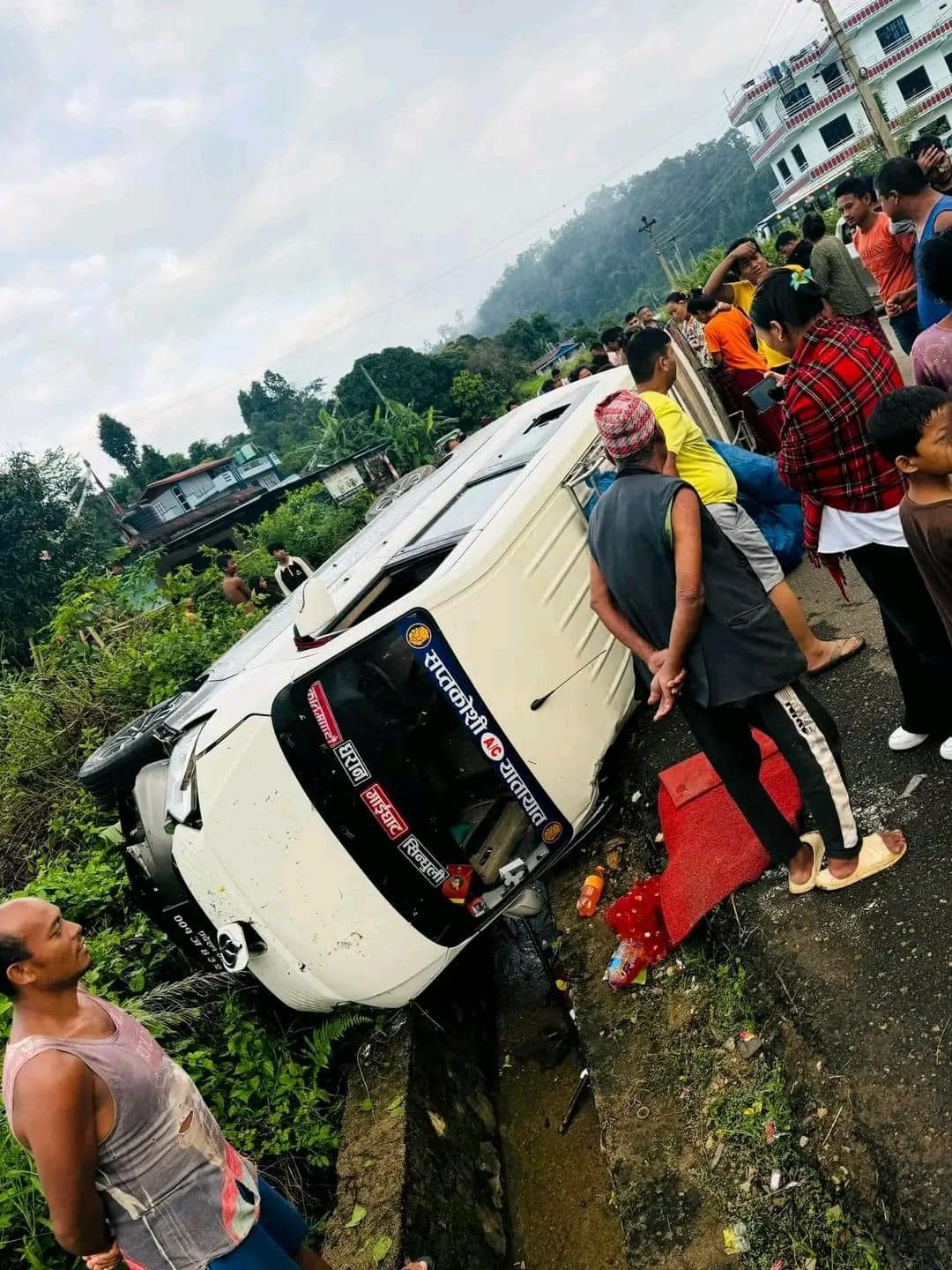 धरान जाँदै गरेको विद्युतीय जीप दुर्घटना
