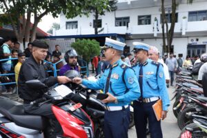 कलंकी लगायतका स्थानबाट चोरी भएका स्कुटर र मोटरसाइकल धनीलाई हस्तान्तरण