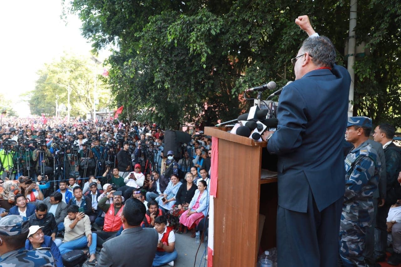 भाटभटेनीका शेयरहोल्डर ओली रहेछन्, मेरो भनेर हैरान बनाइसकेका थिए- प्रचण्ड