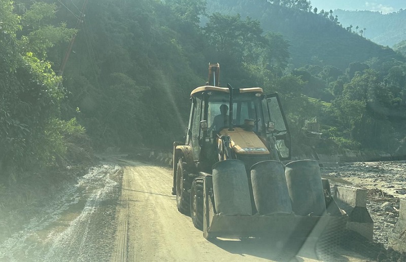 बीपी राजमार्ग खुल्यो : कतै एकतर्फी र कतै दुईतर्फी नै सडक सञ्चालन