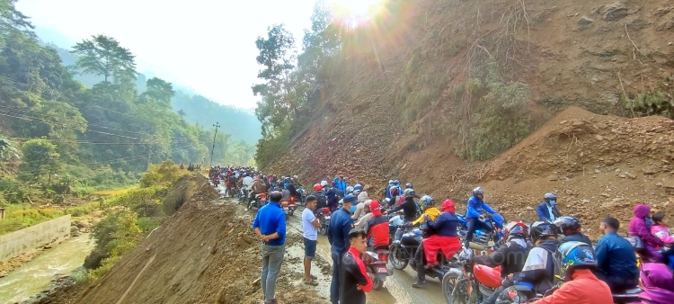 काठमाडाैं भित्रने नाकाहरूमा सवारी साधनको चाप