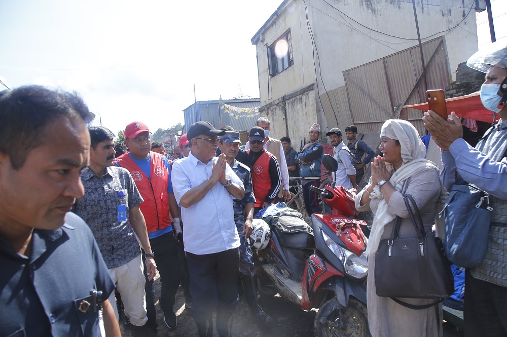 बल्खुका बाढी पीडितहरूसँग प्रचण्डको अन्तरक्रिया