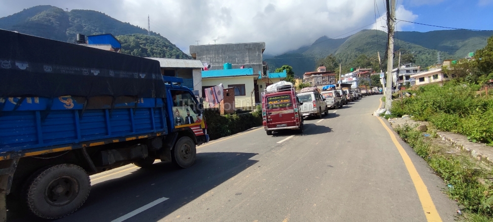 थानकोट-चन्द्रागिरि-चित्लाङ सडकमा सवारी साधनको ताँती