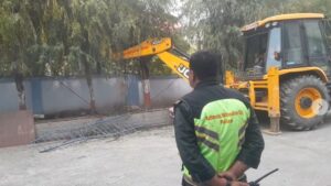 चक्रपथको जग्गा मिचेको भन्दै काठमाडाैं महानगरले भत्कायो कलंकी भाटभटेनी पर्खाल