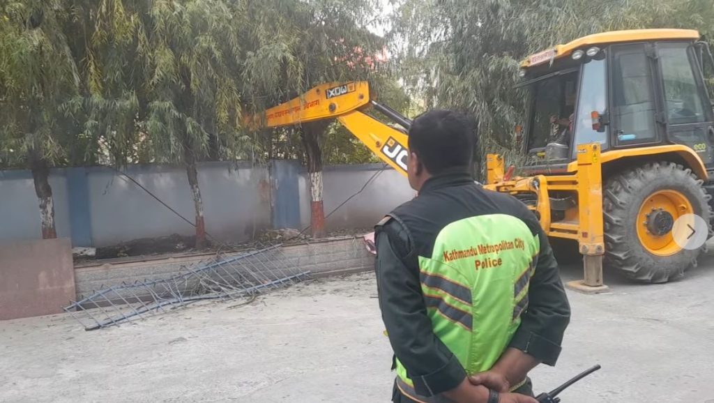 चक्रपथको जग्गा मिचेको भन्दै काठमाडाैं महानगरले भत्कायो कलंकी भाटभटेनी पर्खाल