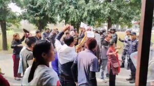 झापामा प्रधानमन्त्री ओलीविरुद्ध प्रदर्शन, रास्वपा कार्यकर्ताले देखाए कालो झन्डा