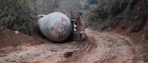 ग्यास लोड भएको बुलेट गाडी भिमफेदीमा पल्टियो