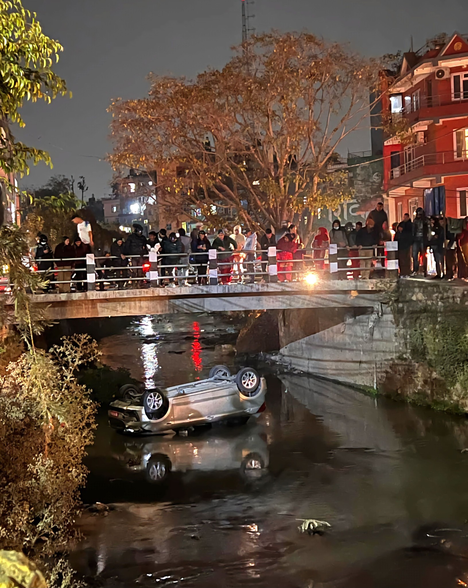 काठमाडाैंको धोबिखोलामा कार खस्यो