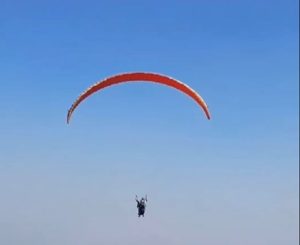 ट्राफिक छल्न परीक्षार्थी प्याराग्लाइडिङबाट परिक्षा केन्द्र पुगेपछि…