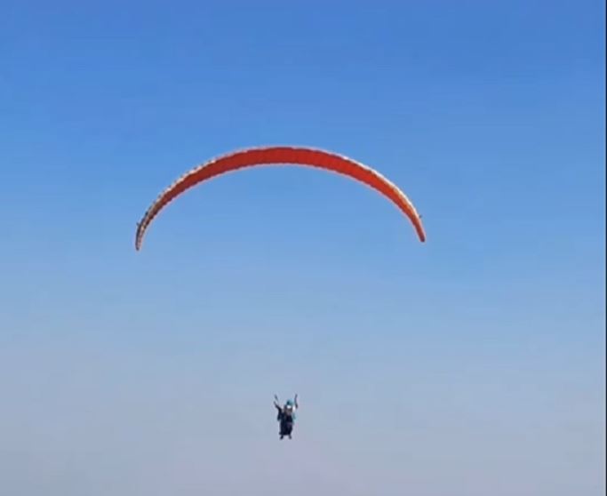 ट्राफिक छल्न परीक्षार्थी प्याराग्लाइडिङबाट परिक्षा केन्द्र पुगेपछि…