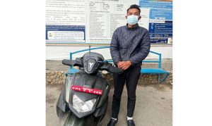 स्कुटर चोरीमा संलग्न २५ वर्षीय युवा पक्राउ
