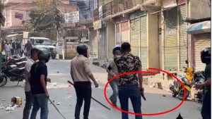 भाइरल भिडियोमा पेस्तोल बोक्ने व्यक्ति सादा पोसाकका प्रहरी