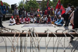 जिल्ला प्रशासन कार्यालय परिसरमा राप्रपाले धर्ना दियो