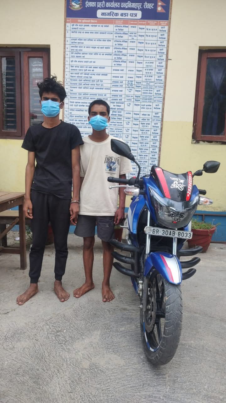 चन्द्रपुरमा चोरीको मोटरसाईकल सहित दुईजना युवक पक्राउ
