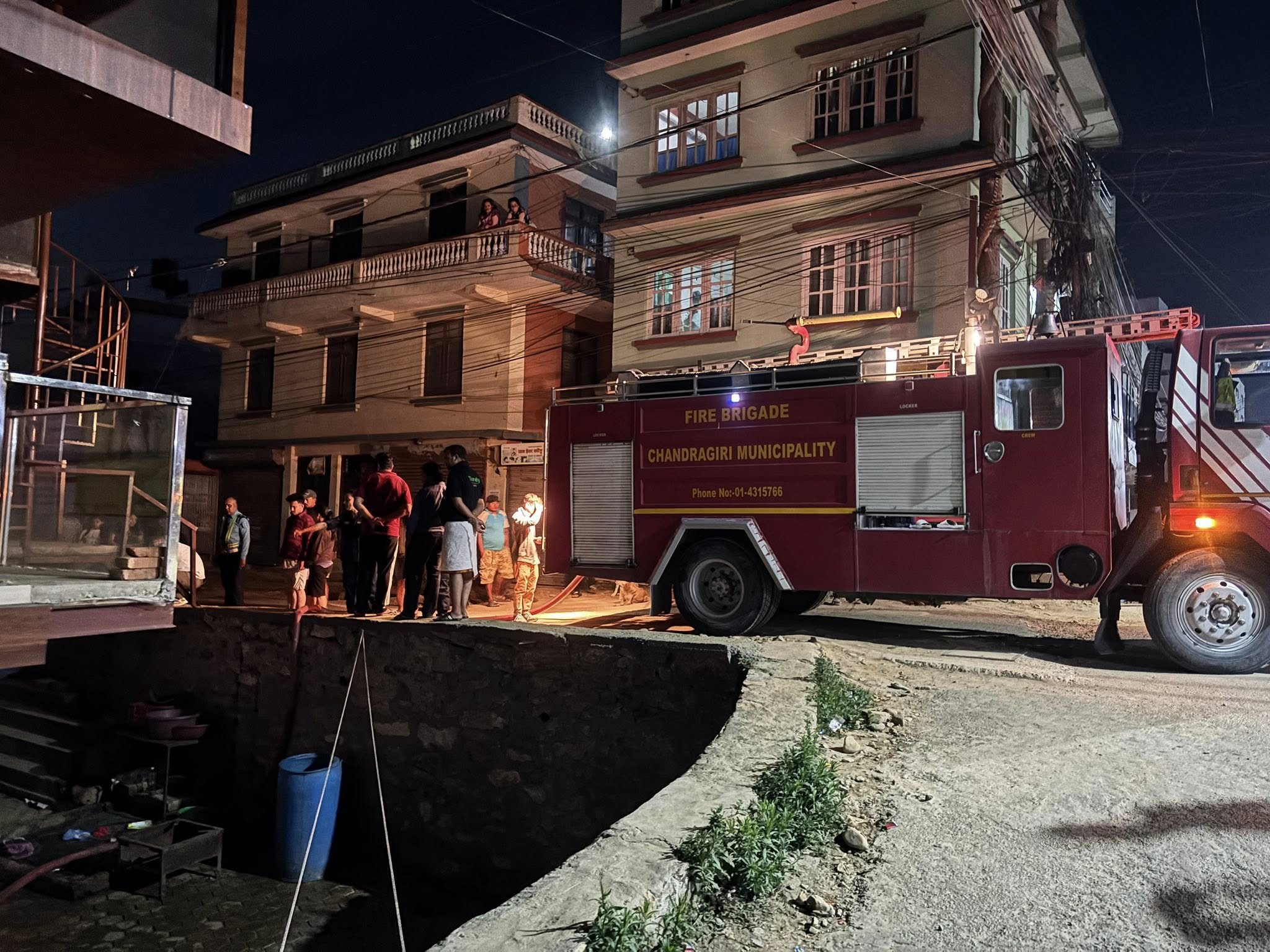 मध्यरातमा थानकोट चेकपोष्टमा आगलागी, आगो निभाउन दुई वटा दमकल प्रयोग